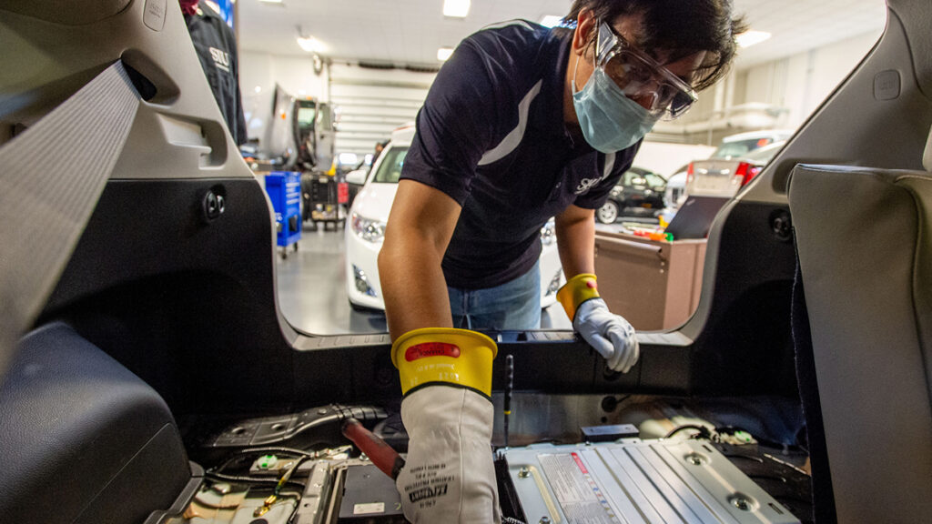 Taking charge: SIU automotive course incorporating electric vehicle  advances - This Is SIU