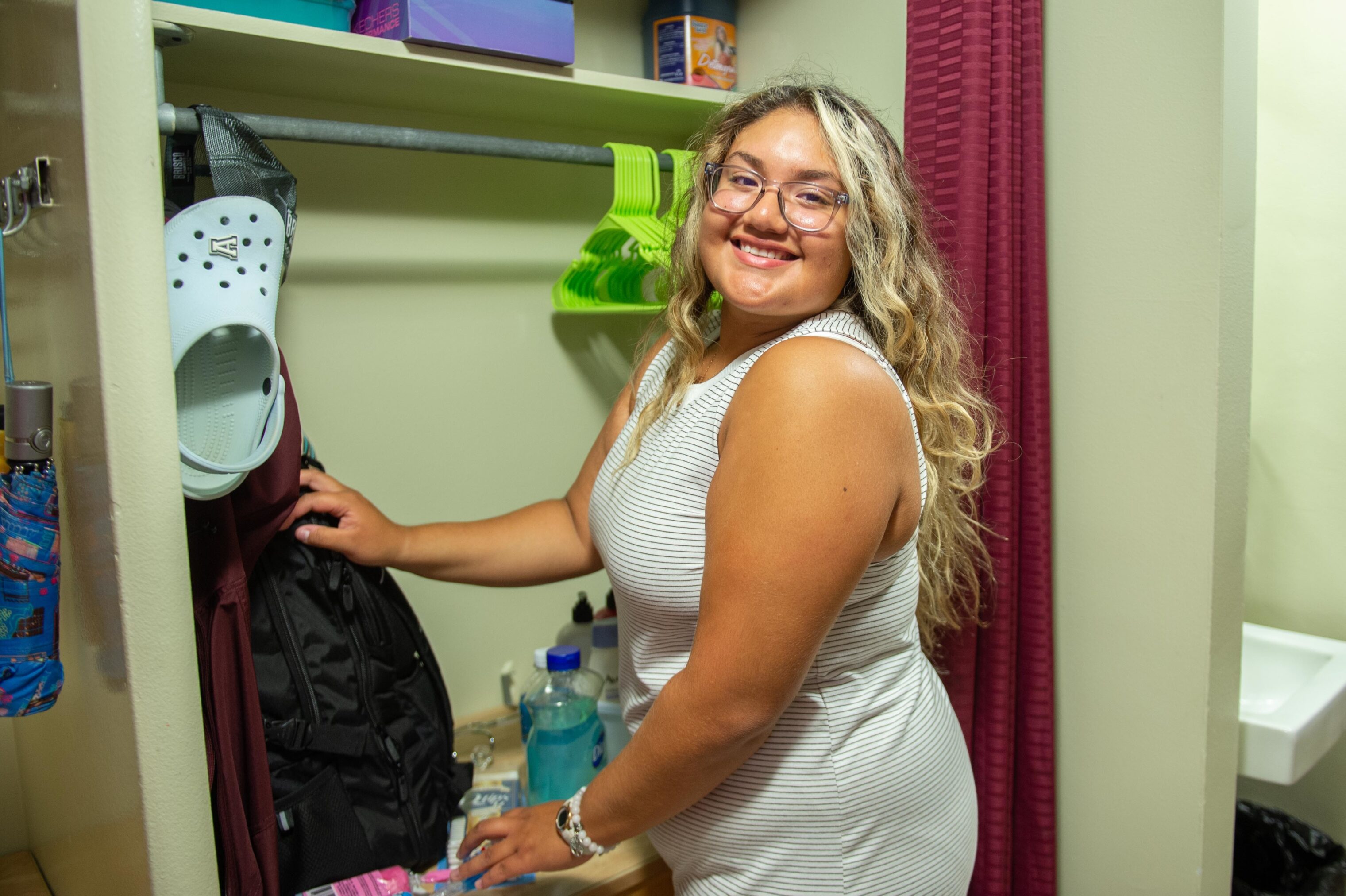 2022 Move-In Day student putting their clothes in their residence hall closet