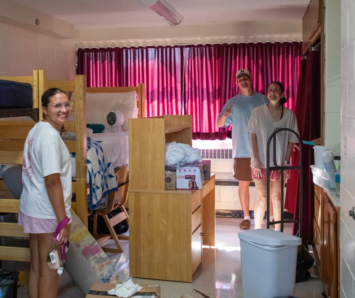 students unpacking their stuff on move in day